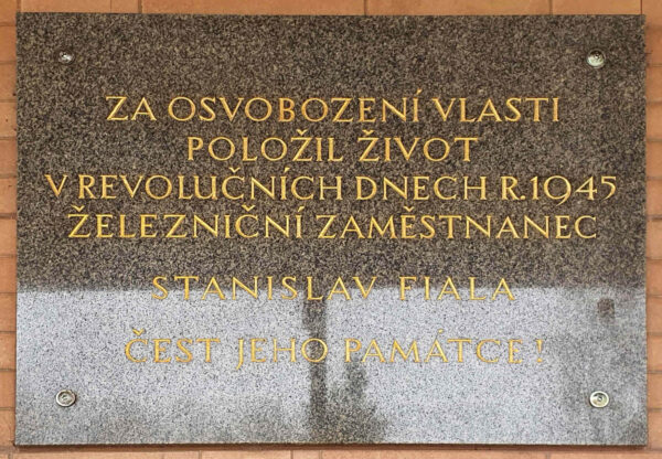 Pamětní deska na nádraží Bystřice nad Pernštejnem