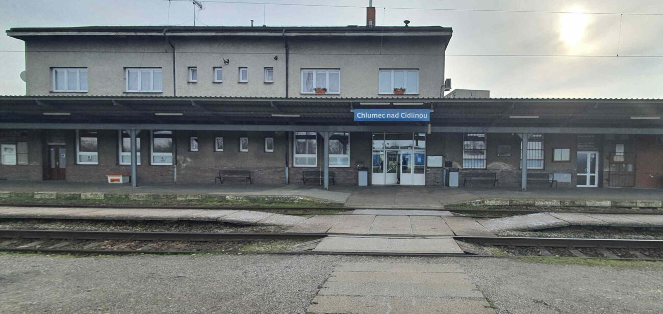 Nádraží v Chlumci nad Cidlinou s pamětní deskou