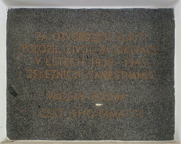 Pamětní deska na nádraží v Chrudimi