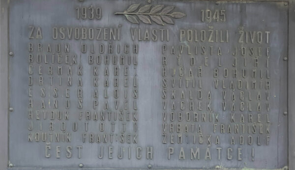 Pamětní deska na nádraží v Hradci Králové