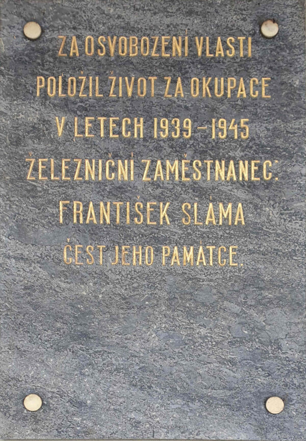 Pamětní deska na nádraží v Lysé nad Labem