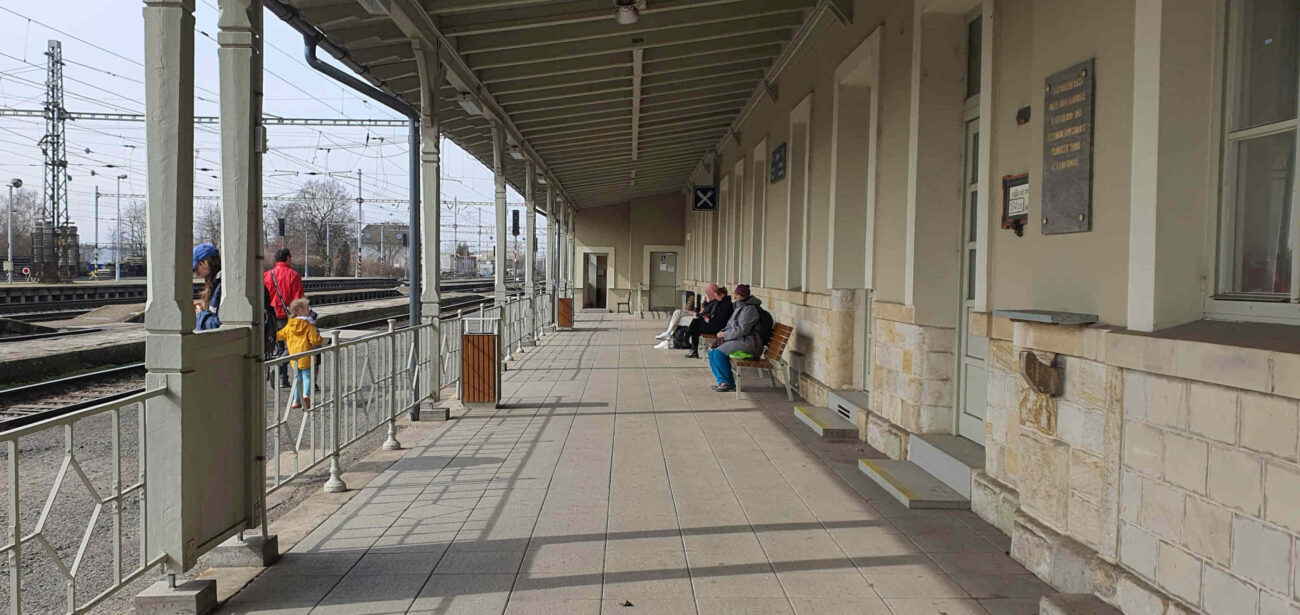 Pamětní deska na nádraží v Lysé nad Labem