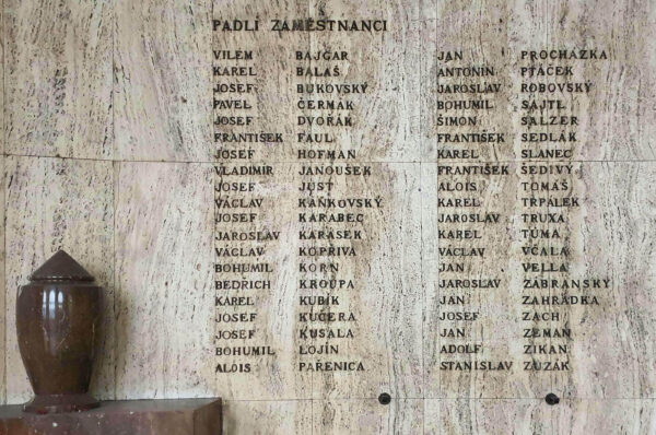 Pamětní deska na Masarykově nádraží v Praze