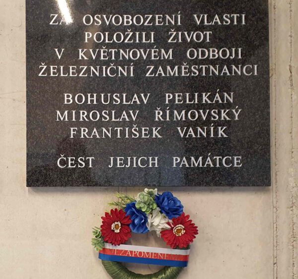 Pamětní deska na nádraží v Praze Vysočanech