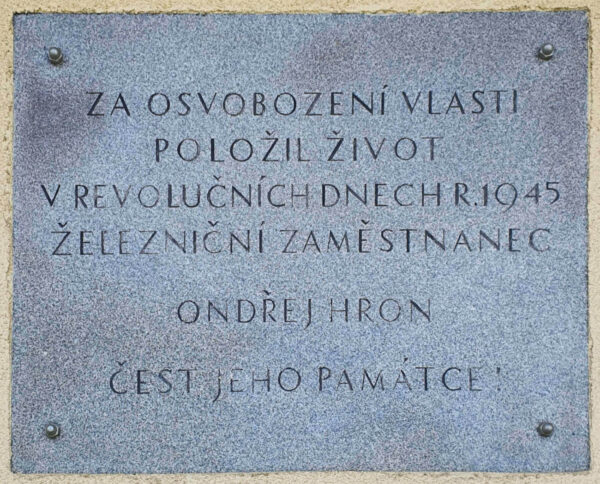 Pamětní deska na nádraží v Silůvkách