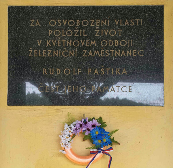 Pamětní deska na nádraží v Ústí nad Orlicí