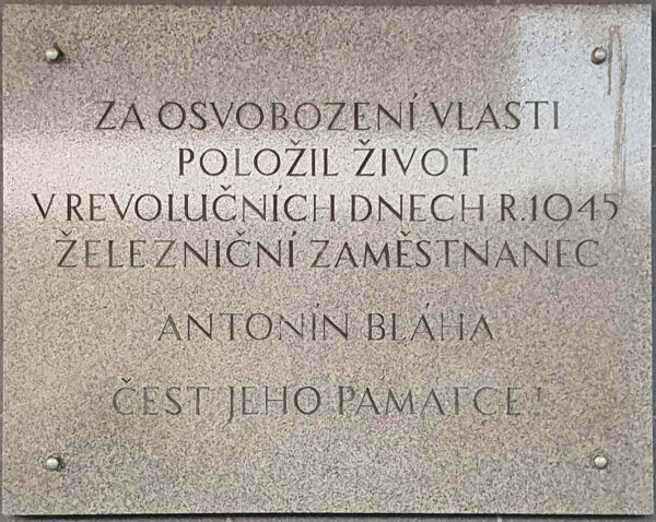 Pamětní deska na nádraží ve Žďáře nad Sázavou