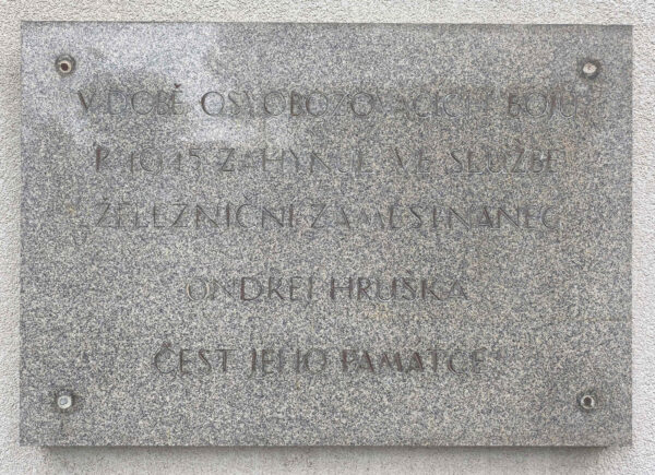 Pamětní deska na nádraží v Chrlicích
