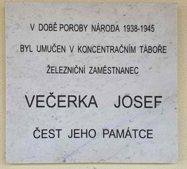 Pamětní deska na nádraží v Holešově