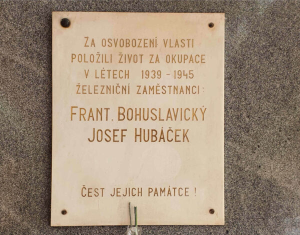 Pamětní deska na nádraží v Poděbradech