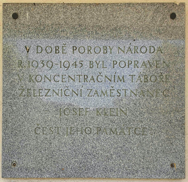 Pamětní deska na nádraží ve Slavičíně