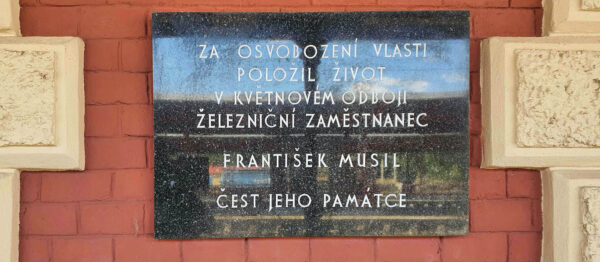 Pamětní deska na nádraží ve Veselí nad Lužnicí