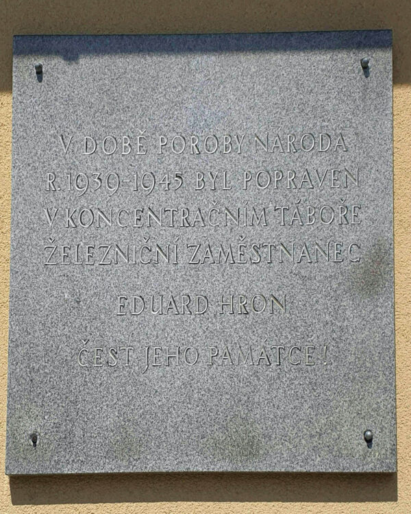 Pamětní deska na padlého železničáře na nádraží v Náměšti nad Oslavou