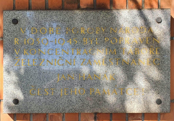 Pamětní deska na nádraží v Újezdci i Luhačovic