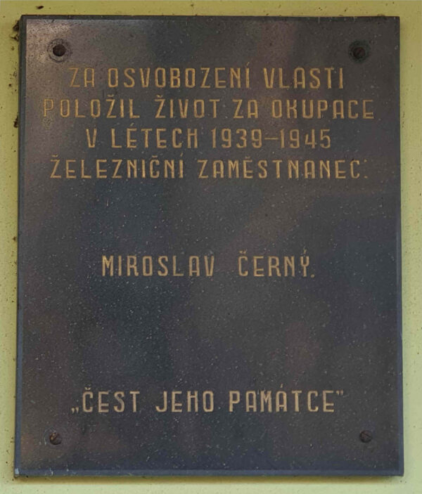 Pamětní deska na nádraží v Železném Brodě