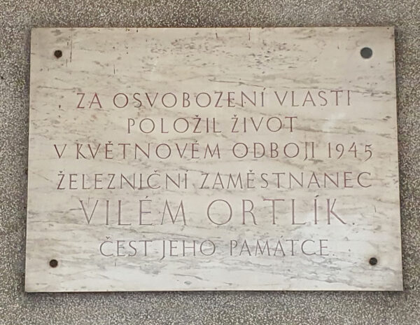 Pamětní deska na nádraží v Bakově nad Jizerou