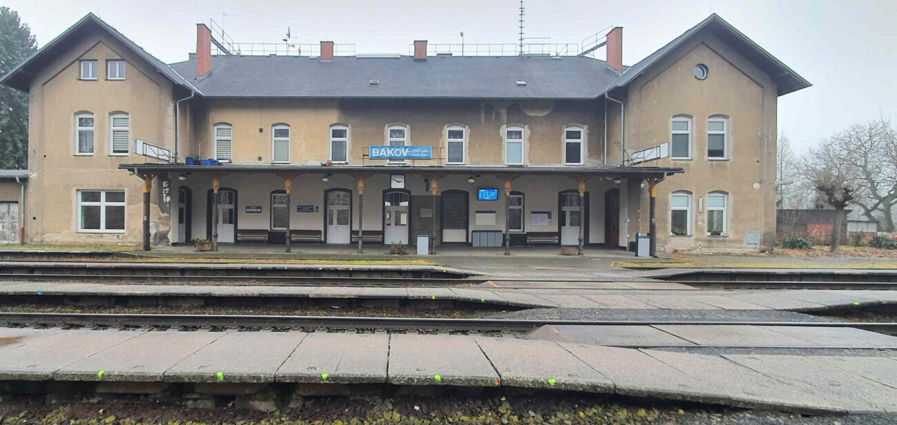 Nádraží Bakov nad Jizerou s pamětní desku na Viléma Ortlíka