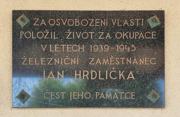 Pamětní deska ve vlakové stanici Česká Skalice