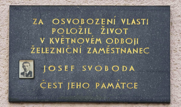 Moravany nádraží, pamětní deska na Josefa Svobodu