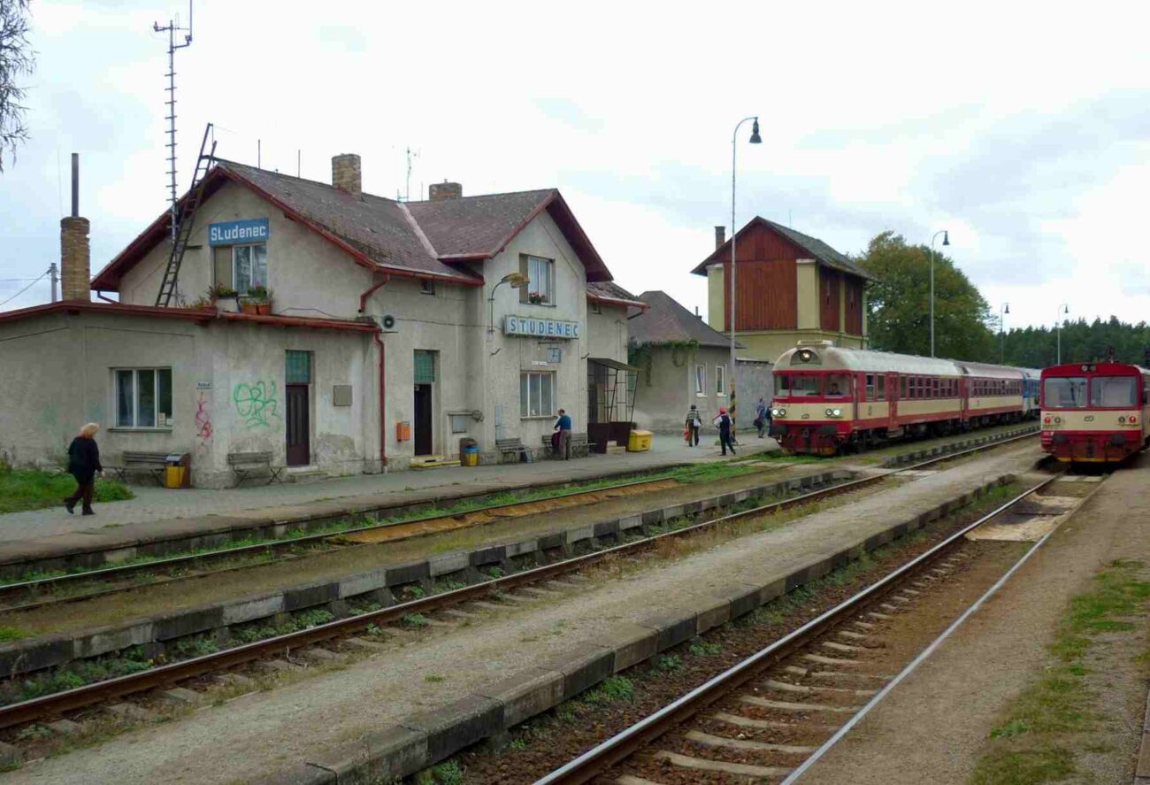 Pohled na nádraží ve Studenci, zdroj Wikimedia Commons