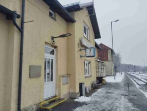 Studenec - pohled na umístění desky vlevo od vstupu do čekárny