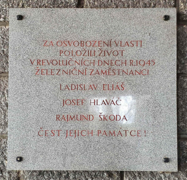 Pamětní deska na nádraží ve Velkém Meziřiíčí