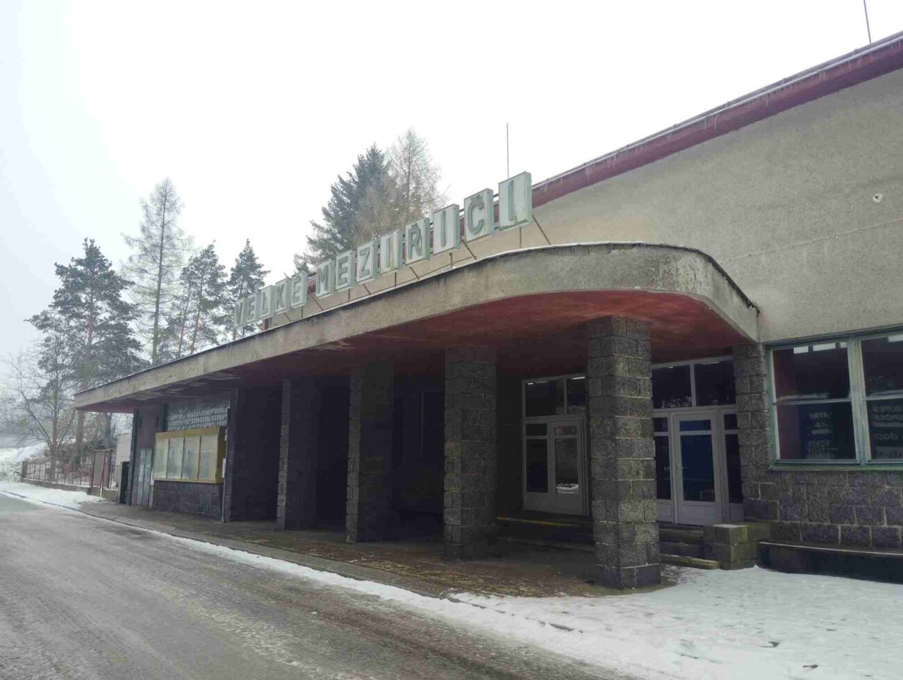 Velké Meziříčí - pohled na nádraží od silnice