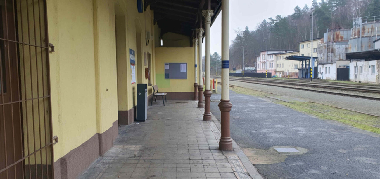 Pamětní deska je pod střechou verandy