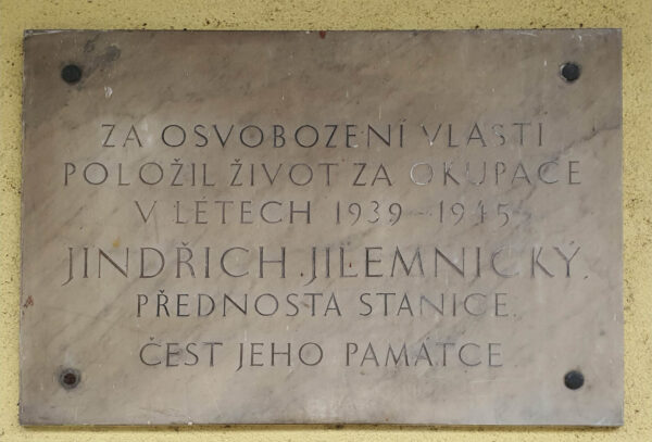 Pamětní deska na nádraží v Bělé pod Bezdězem