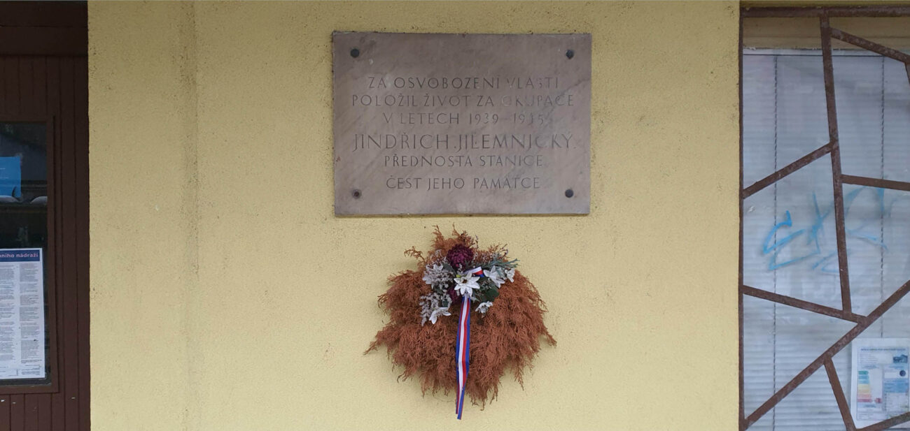 Detail pamětní desky na nádraží v Bělé p. Bezdezem