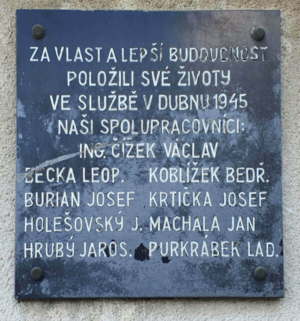 Pamětní deska v areálu Dolního nádraží v Brně