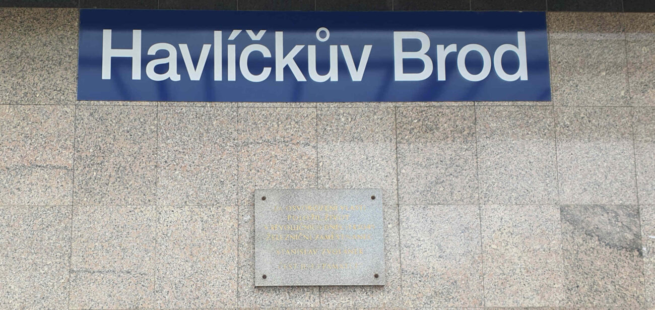 Pamětní deska na průčelí haly nádraží
