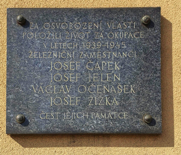 Pamětní deska na nádraží v Týništi nad Orlicí