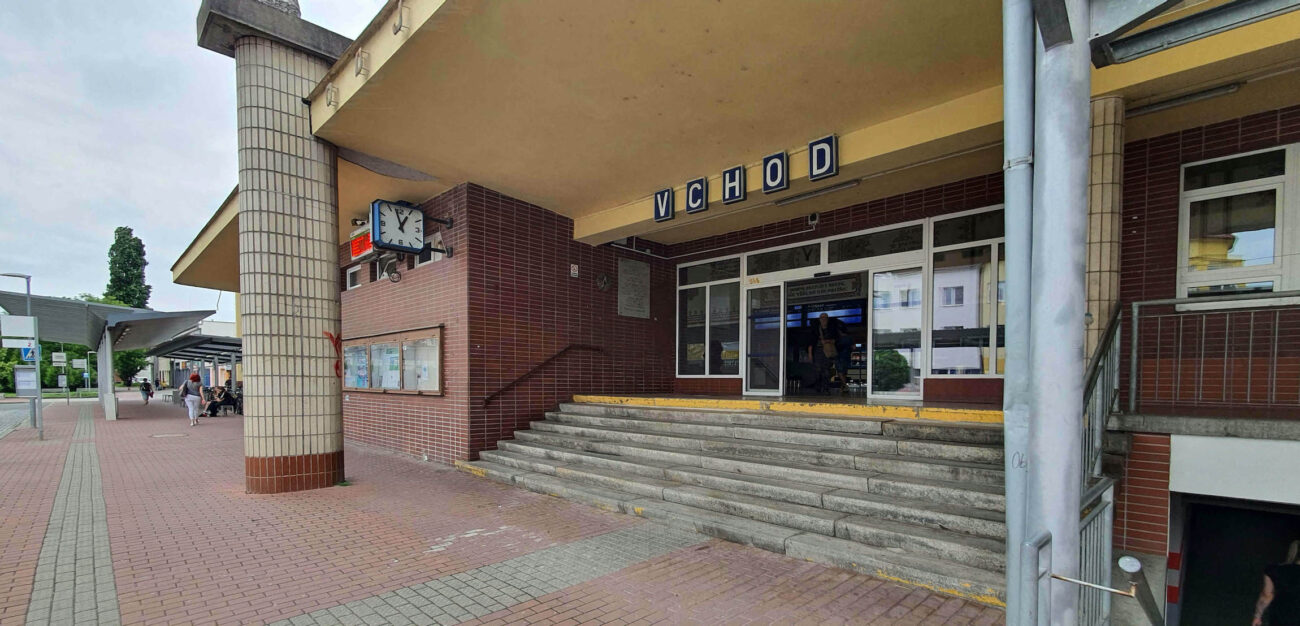 Pamětní deska na nádraží ve Veselí nad Moravou