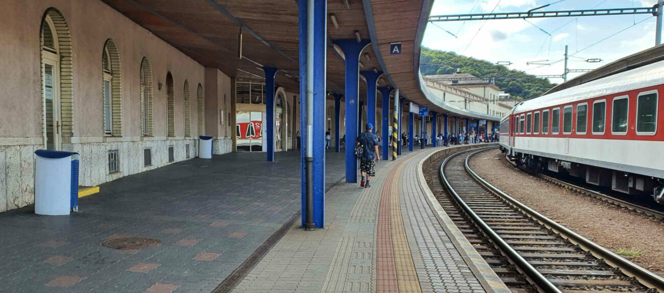 Pamětní deska je na stěně, když jdete z haly vpravo po nástupišti