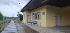 Pitín - pohled na nástupiště a pamětní desku vedle laviček