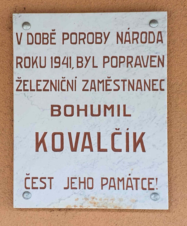 Pamětní deska na nádraží ve Valašských Kloboukách