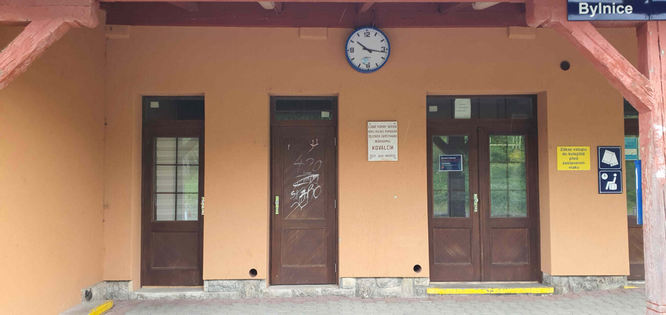 Deska je vedle vstupu do čekárny