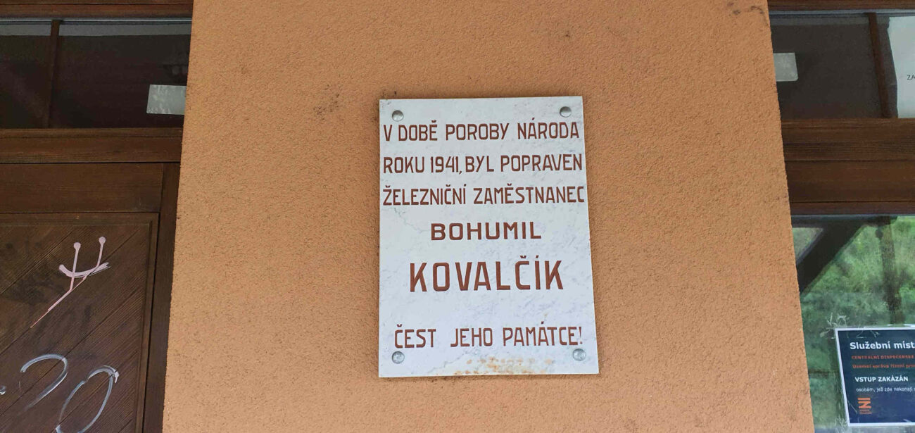 Pamětní deska na železničáře Kovalčíka