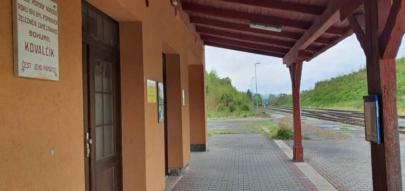 Pamětní deska je na verandě nádraží pod střechou